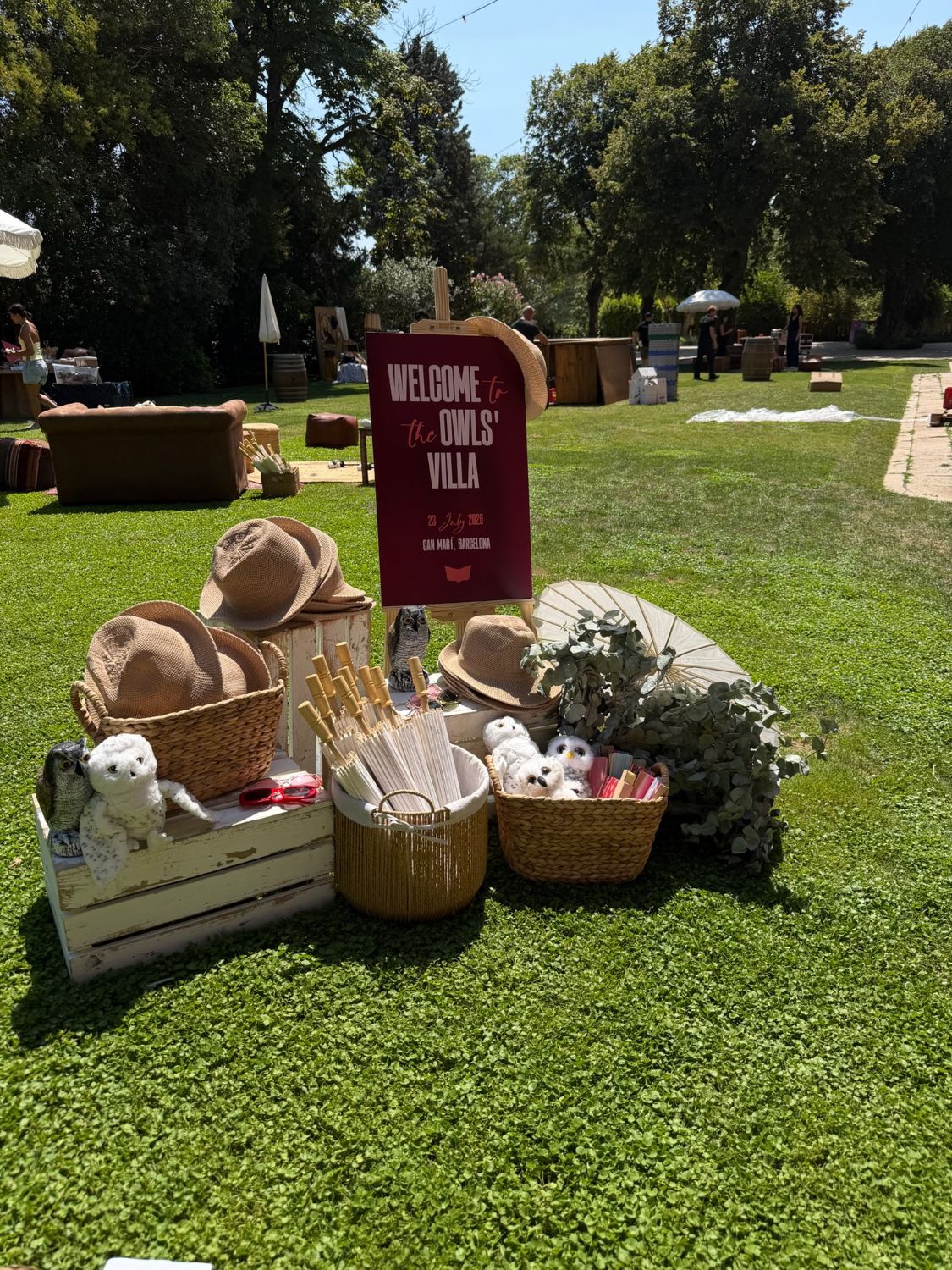 Welcome station with straw hats, paper parasols and a branded arrival sign